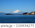 冬の江ノ島と富士山 110934275