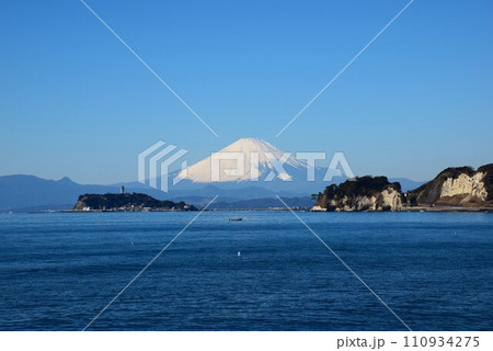 冬の江ノ島と富士山 冬の江ノ島と富士山 110934275