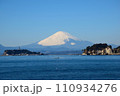 冬の江ノ島と富士山 110934276