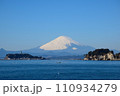 冬の江ノ島と富士山 110934279