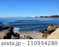 富士山と風景画を描く男性 110934280