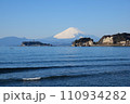 冬の江ノ島と富士山 110934282