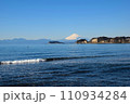 冬の江ノ島と富士山 110934284