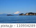 冬の江ノ島と富士山 110934289