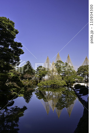 青空が広がる冬の兼六園冬 青空が広がる冬の兼六園冬 110934300