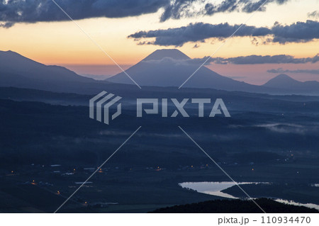 朝焼けの羊蹄山 朝焼けの羊蹄山 110934470