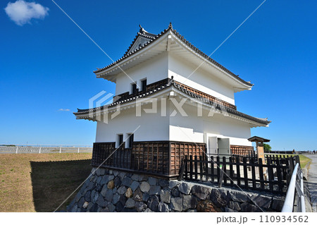 青空と七里の渡に面した「桑名城」の蟠龍櫓 110934562