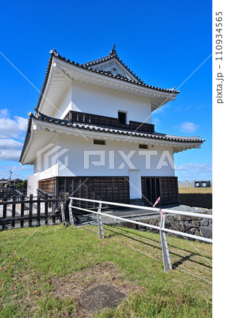 青空と七里の渡に面した「桑名城」の蟠龍櫓 110934565