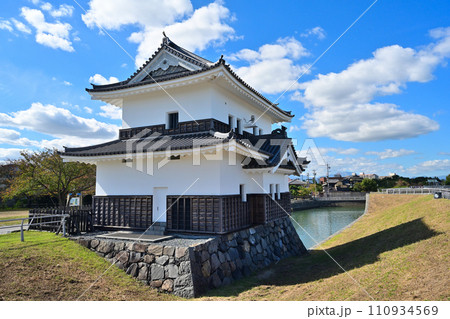 青空と七里の渡に面した「桑名城」の蟠龍櫓 青空と七里の渡に面した「桑名城」の蟠龍櫓 110934569