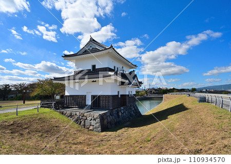 青空と七里の渡に面した「桑名城」の蟠龍櫓 青空と七里の渡に面した「桑名城」の蟠龍櫓 110934570