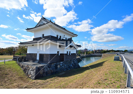 青空と七里の渡に面した「桑名城」の蟠龍櫓 青空と七里の渡に面した「桑名城」の蟠龍櫓 110934571