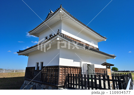青空と七里の渡に面した「桑名城」の蟠龍櫓 青空と七里の渡に面した「桑名城」の蟠龍櫓 110934577