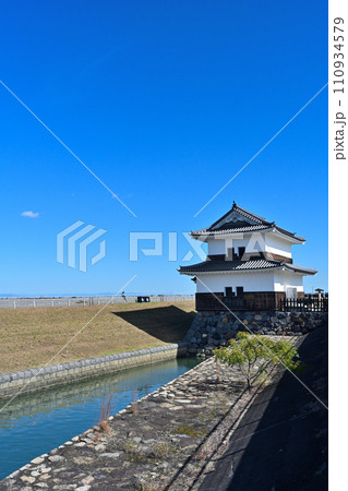 青空と七里の渡に面した「桑名城」の蟠龍櫓 110934579