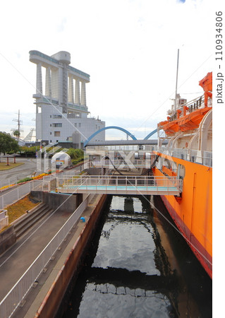 名古屋港ポートビルと南極観測船ふじ 110934806