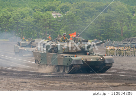 陸上自衛隊90式戦車のパレード 110934809