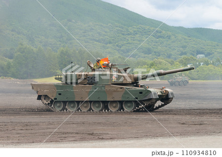 走行する陸上自衛隊90式戦車 走行する陸上自衛隊90式戦車 110934810