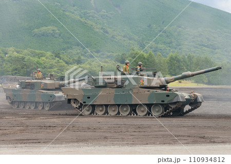 走行する陸上自衛隊90式戦車 走行する陸上自衛隊90式戦車 110934812