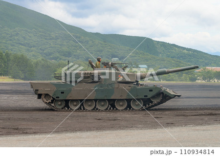 走行する陸上自衛隊90式戦車 110934814