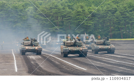 陸上自衛隊90式戦車のパレード 陸上自衛隊90式戦車のパレード 110934817
