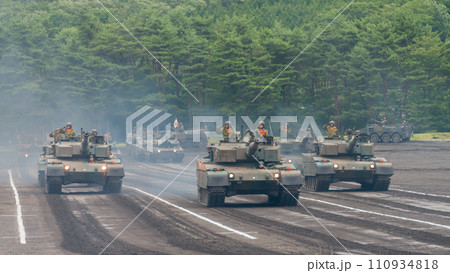 陸上自衛隊90式戦車のパレード 110934818