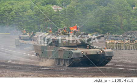 陸上自衛隊90式戦車のパレード 110934819