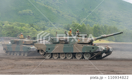 走行する陸上自衛隊90式戦車 110934822