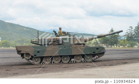 走行する陸上自衛隊90式戦車 110934824