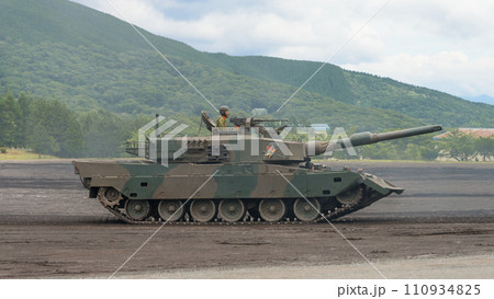 走行する陸上自衛隊90式戦車 110934825