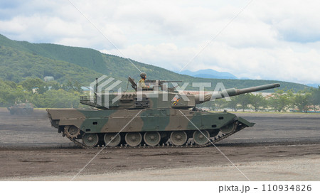 走行する陸上自衛隊90式戦車 110934826