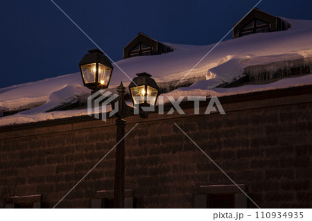 冬の小樽運河夜景 110934935