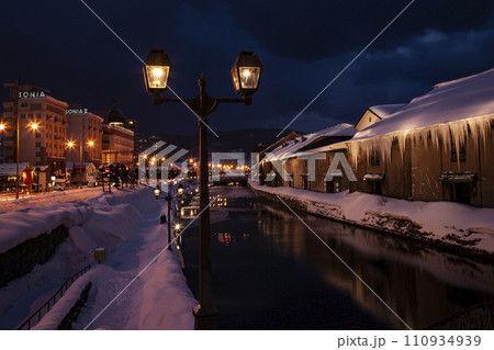 冬の小樽運河夜景 110934939