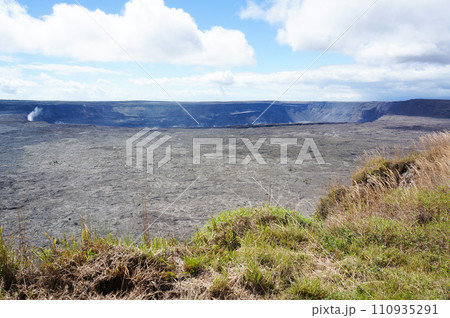 キラウエア火山の火口付近 キラウエア火山の火口付近 110935291