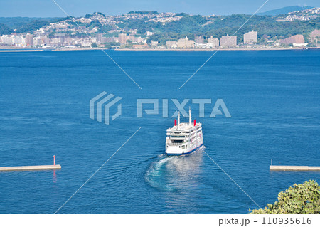 【桜島フェリー (桜島港より)】 鹿児島県鹿児島市桜島横山町 【桜島フェリー (桜島港より)】 鹿児島県鹿児島市桜島横山町 110935616