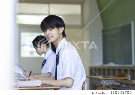教室で勉強する男子学生 教室で勉強する男子学生 110935709