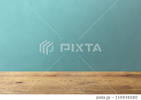 木目のあるナチュラルな木のテーブルと青の凹凸のある壁の背景 木目のあるナチュラルな木のテーブルと青の凹凸のある壁の背景 110936080