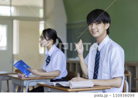 教室で勉強する男子学生 110936099