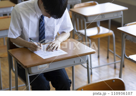 教室で勉強する男子生徒 110936107
