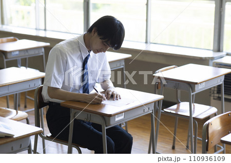 教室で勉強する男子生徒 110936109