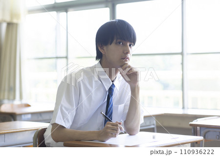 教室で勉強する男子生徒 教室で勉強する男子生徒 110936222