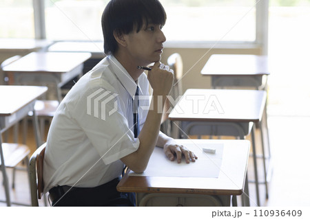 教室で勉強する男子学生 110936409
