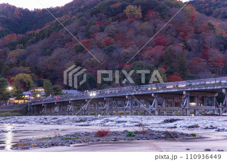 京都・桂川と渡月橋の夕方の風景【秋イメージ】 110936449