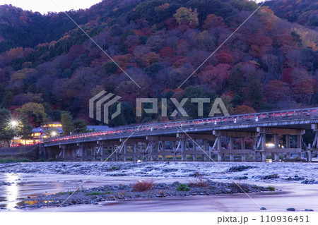 京都・桂川と渡月橋の夕方の風景【秋イメージ】 京都・桂川と渡月橋の夕方の風景【秋イメージ】 110936451
