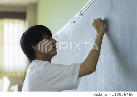 教室で勉強する男子学生 教室で勉強する男子学生 110936460