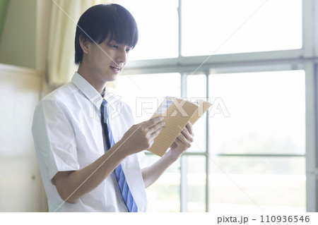 教室で勉強する男子学生 110936546