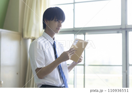 教室で勉強する男子学生 110936551