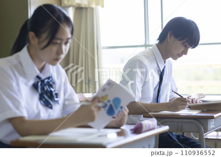 教室で授業を受ける高校生 110936552