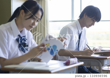 教室で授業を受ける高校生 110936596