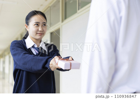 気持ちを伝える女子高生 110936847