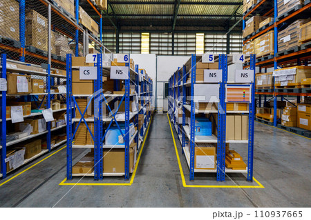 物流倉庫内の棚と在庫 110937665
