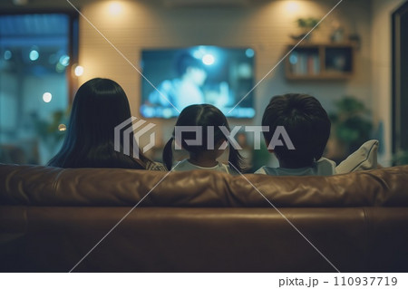 リビングでテレビを見る家族　AI生成画像　AI画像 110937719